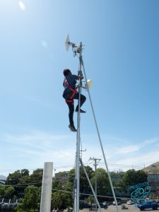 Rigger climbs pylon in Port Moresby