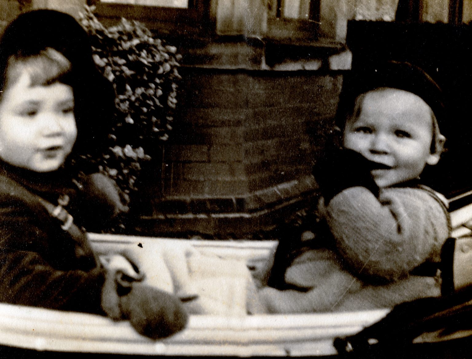 000002 paddys photos - 19330601 110000 paddy family1