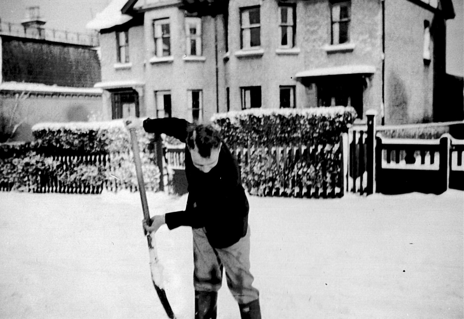 000002 paddys photos - 19351225 110000 paddy shovelling snow
