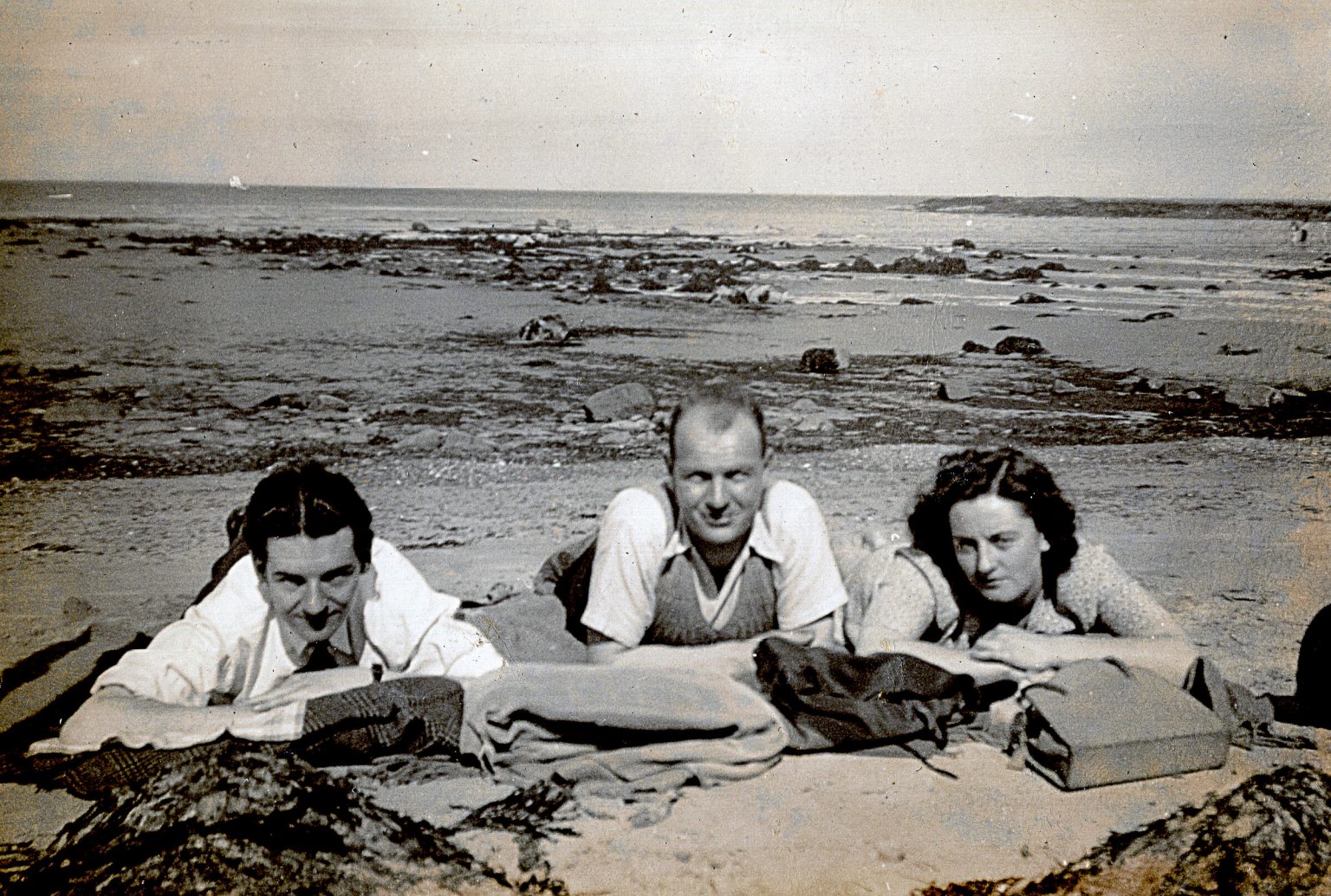 000002 paddys photos - 19430601 110000 paddy portrush friends2