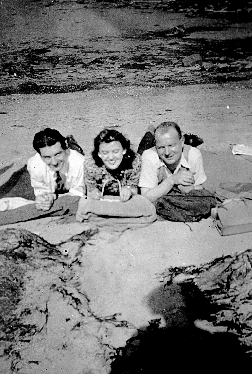 000002 paddys photos - 19430601 110000 paddy portrush friends3