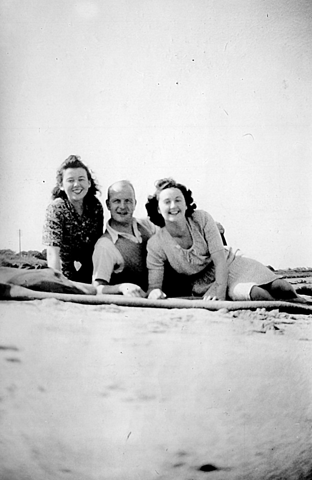 000002 paddys photos - 19430601 110000 paddy portrush friends 5