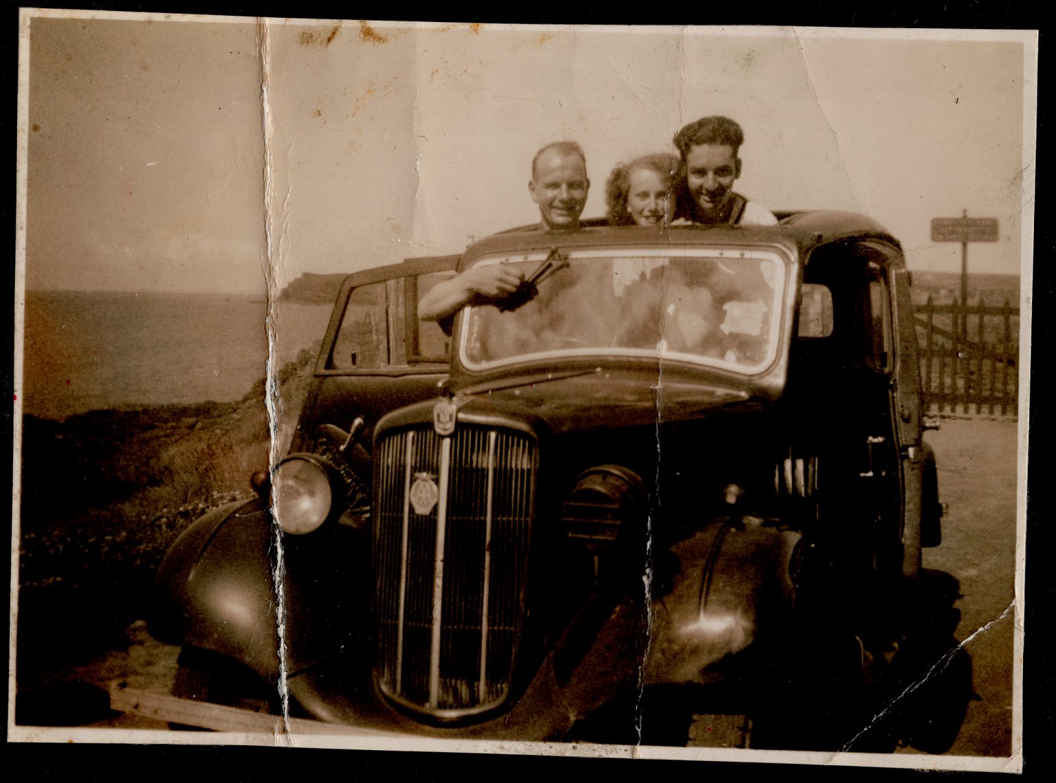 000002 paddys photos - 19430601 110000 paddy portrush friends 7b