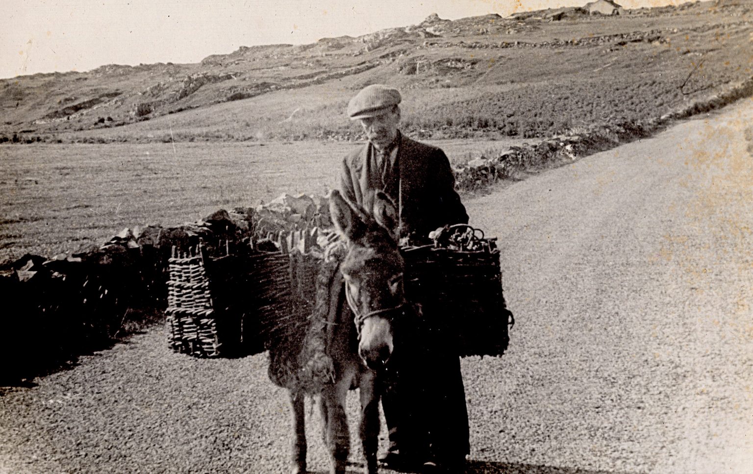 000002 paddys photos - 19430601 110000 paddy touring ireland5