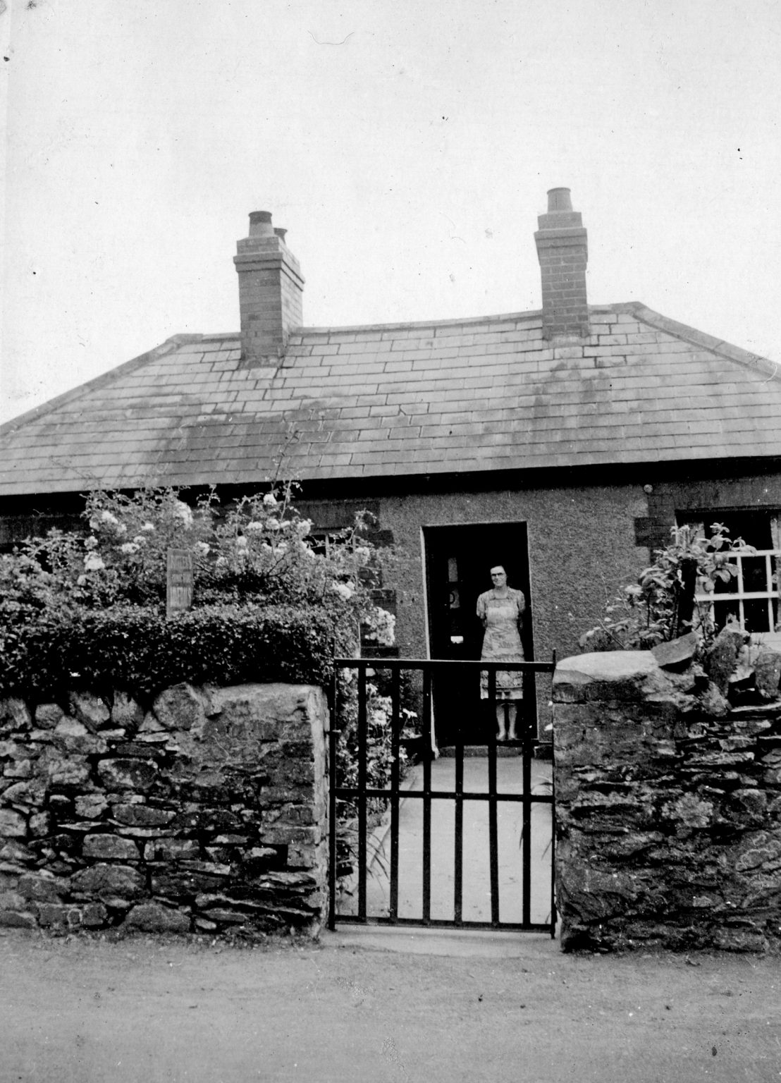 000002 paddys photos - 19430602 110000 paddy family house