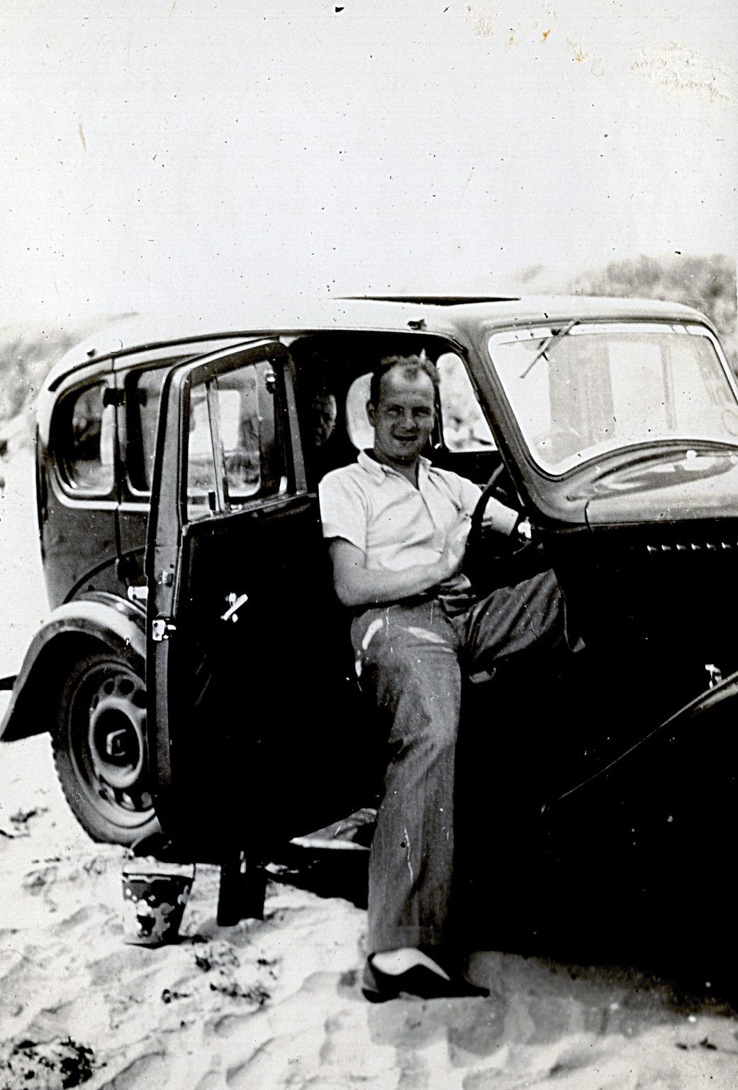 000002 paddys photos - 19440601 110000 paddy car