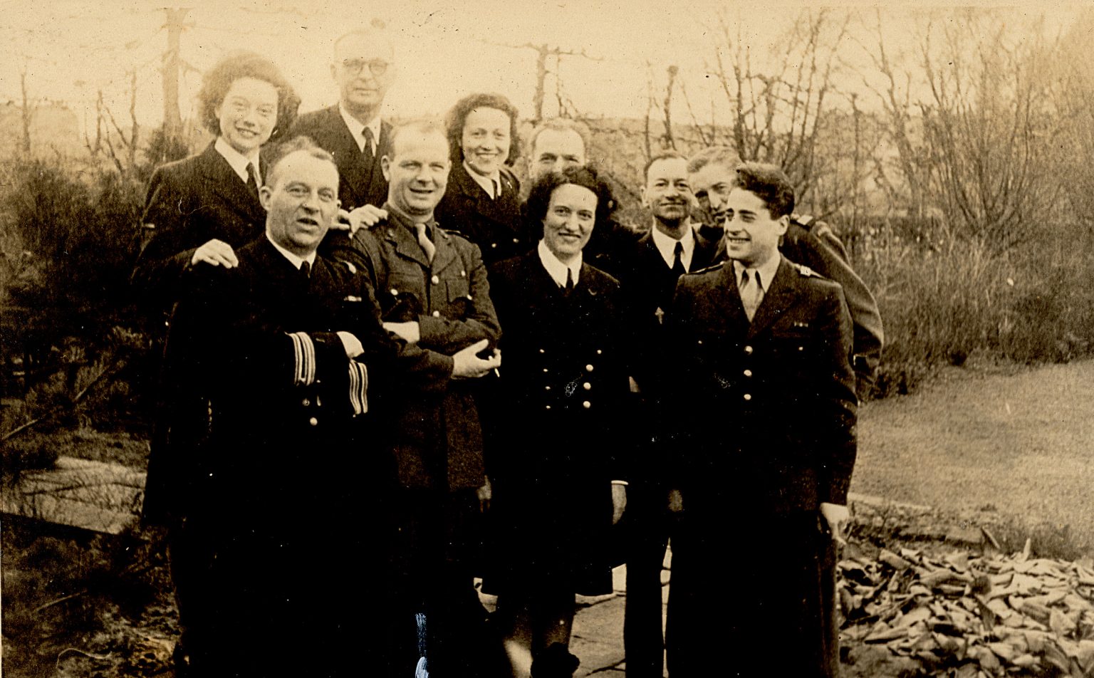 000002 paddys photos - 19460601 110000 paddy french consul hamburg group