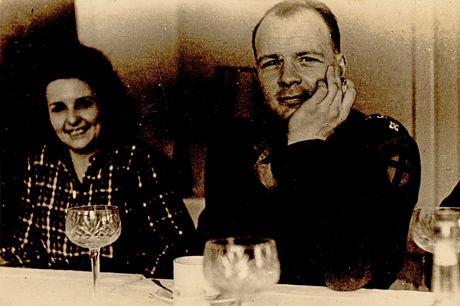 000002 paddys photos - 19460601 110000 paddy french consul hamburg lady