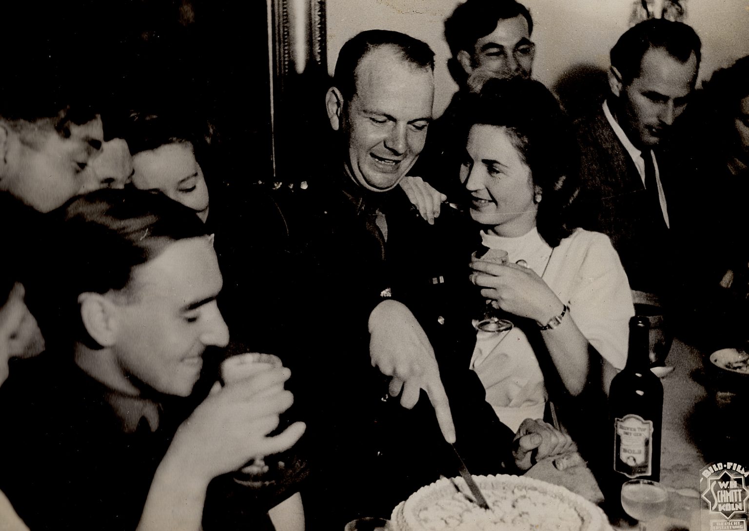 000002 paddys photos - 19470601 110000 paddy cutting cake