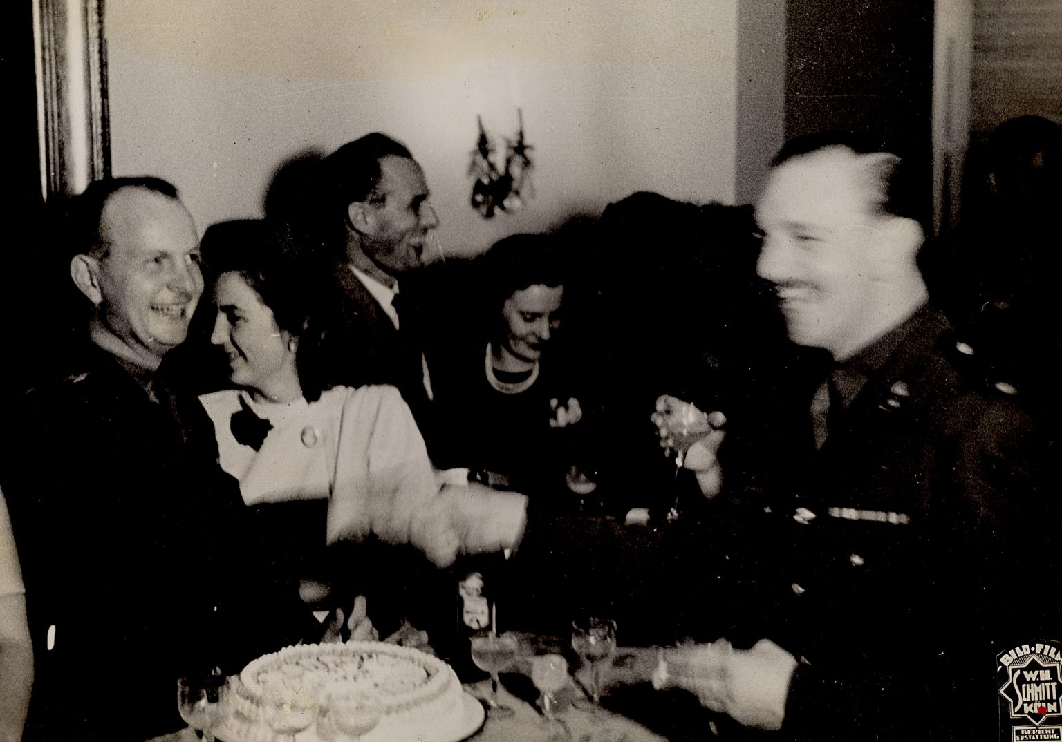 000002 paddys photos - 19470601 110000 paddy cutting cake2