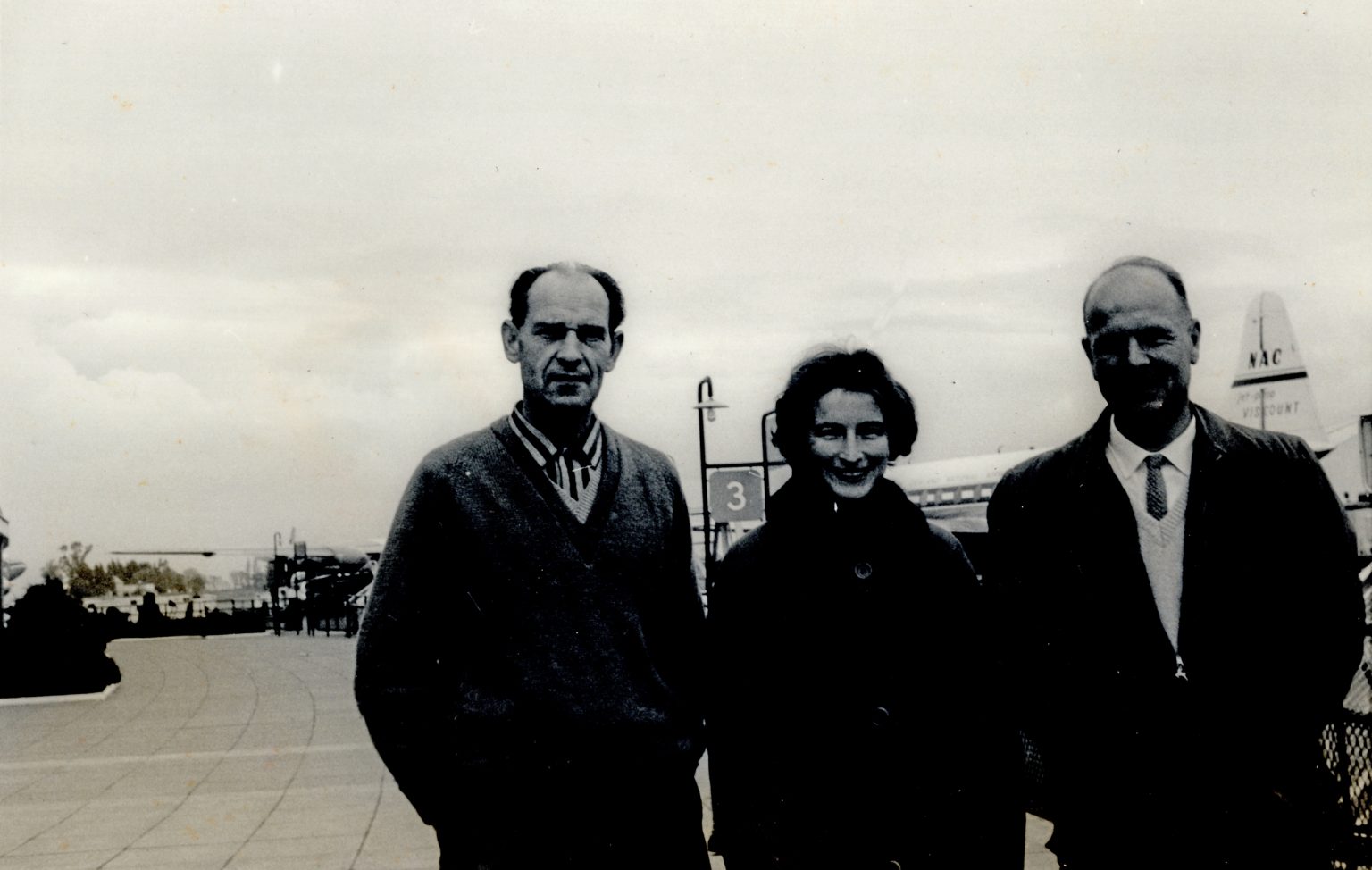 000002 paddys photos - 19530601 110000 paddy nell and john bailey christchurch airport