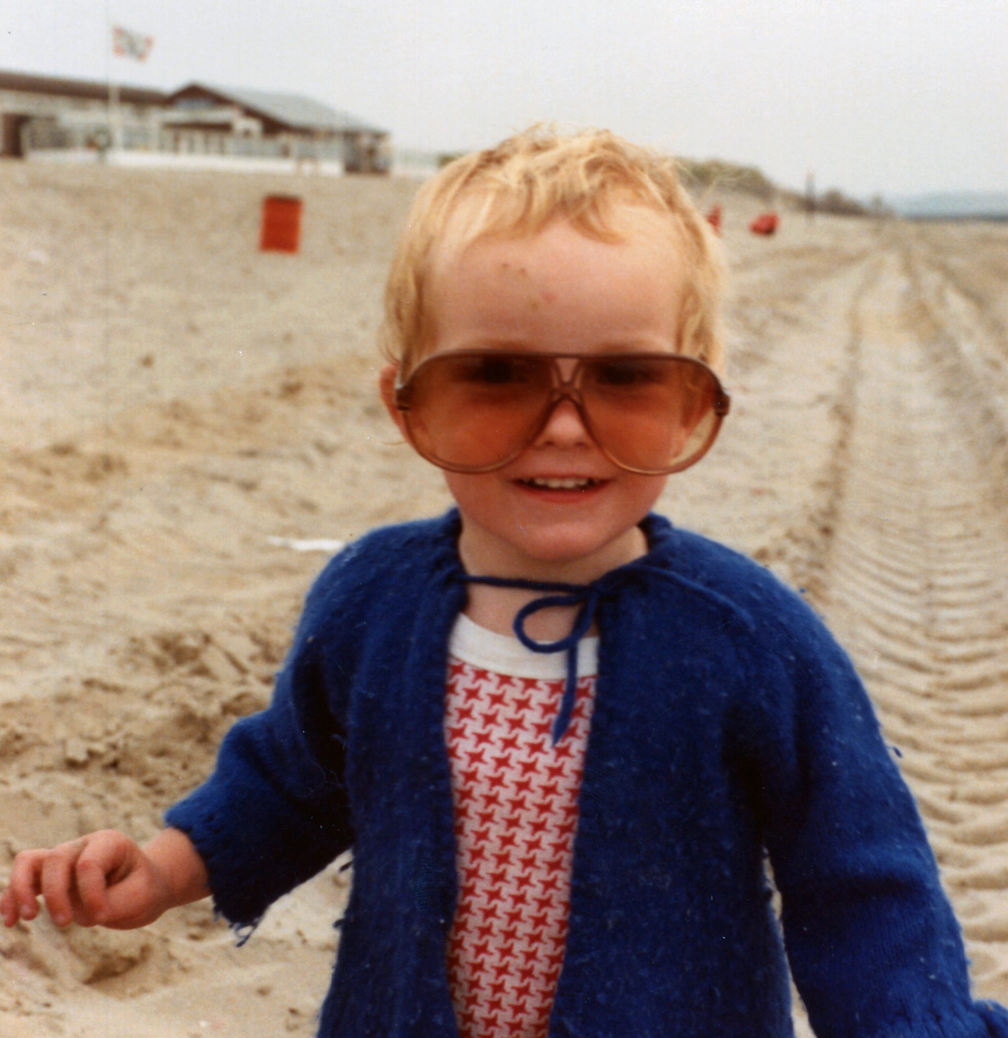 19820602 000001 elton at hook of holland