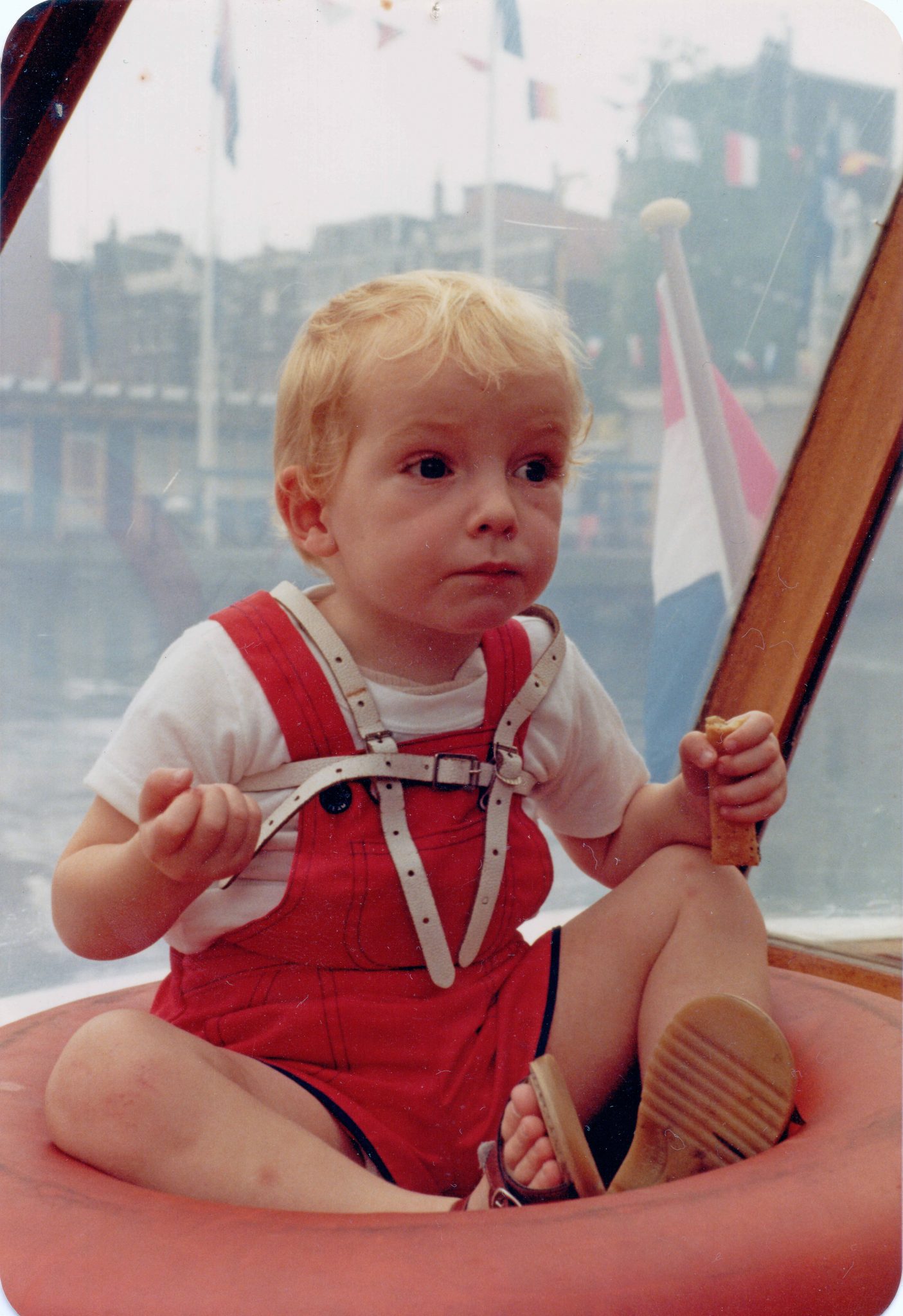 19820612 000001 amsterdam canal boat kid