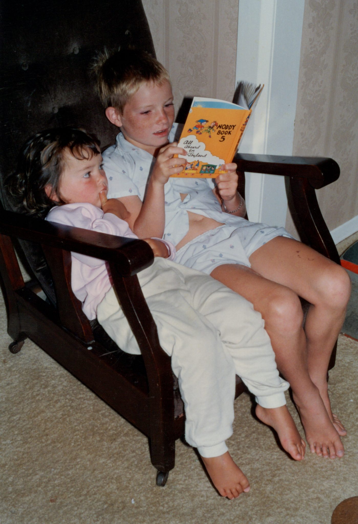 19860401 000001 new plymouth caroline me reading noddy (aunty photos)