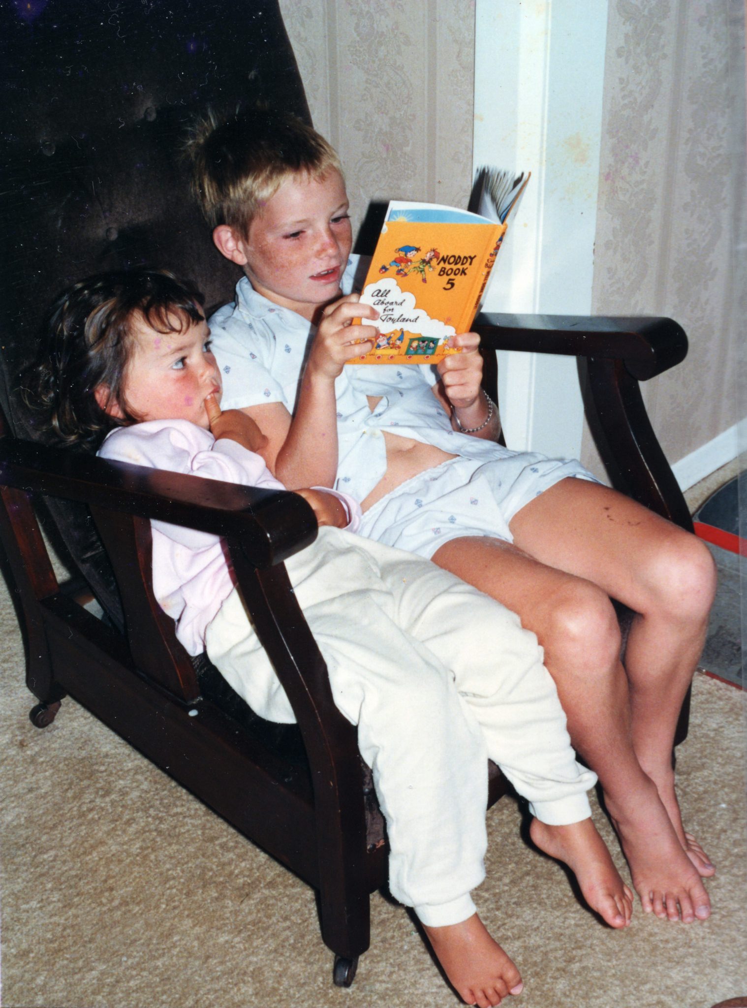 19870910 000001 reading to the girl