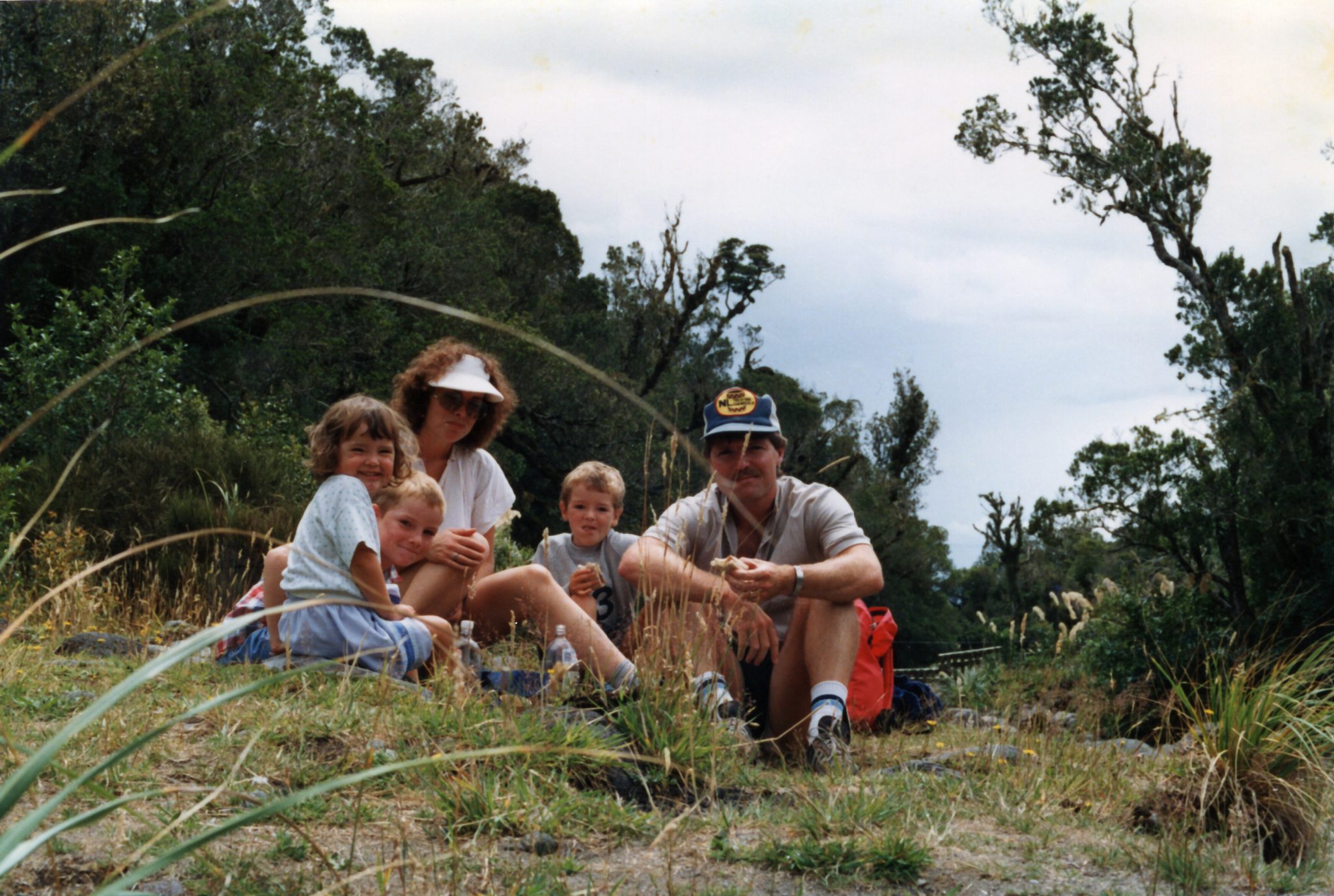 19871102 000001 hiking happy family (aunty photos)