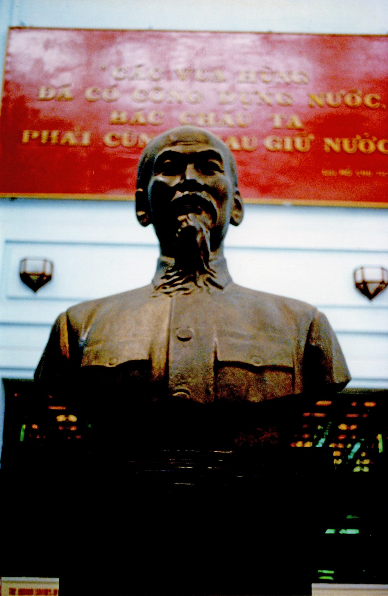 19950105 000001 ho chi minh statue