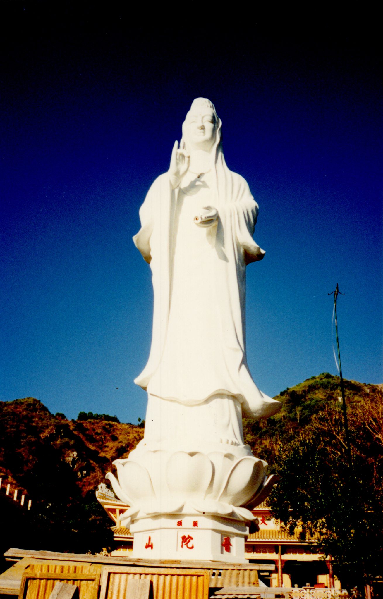 19950110 000001 vietnam big statue