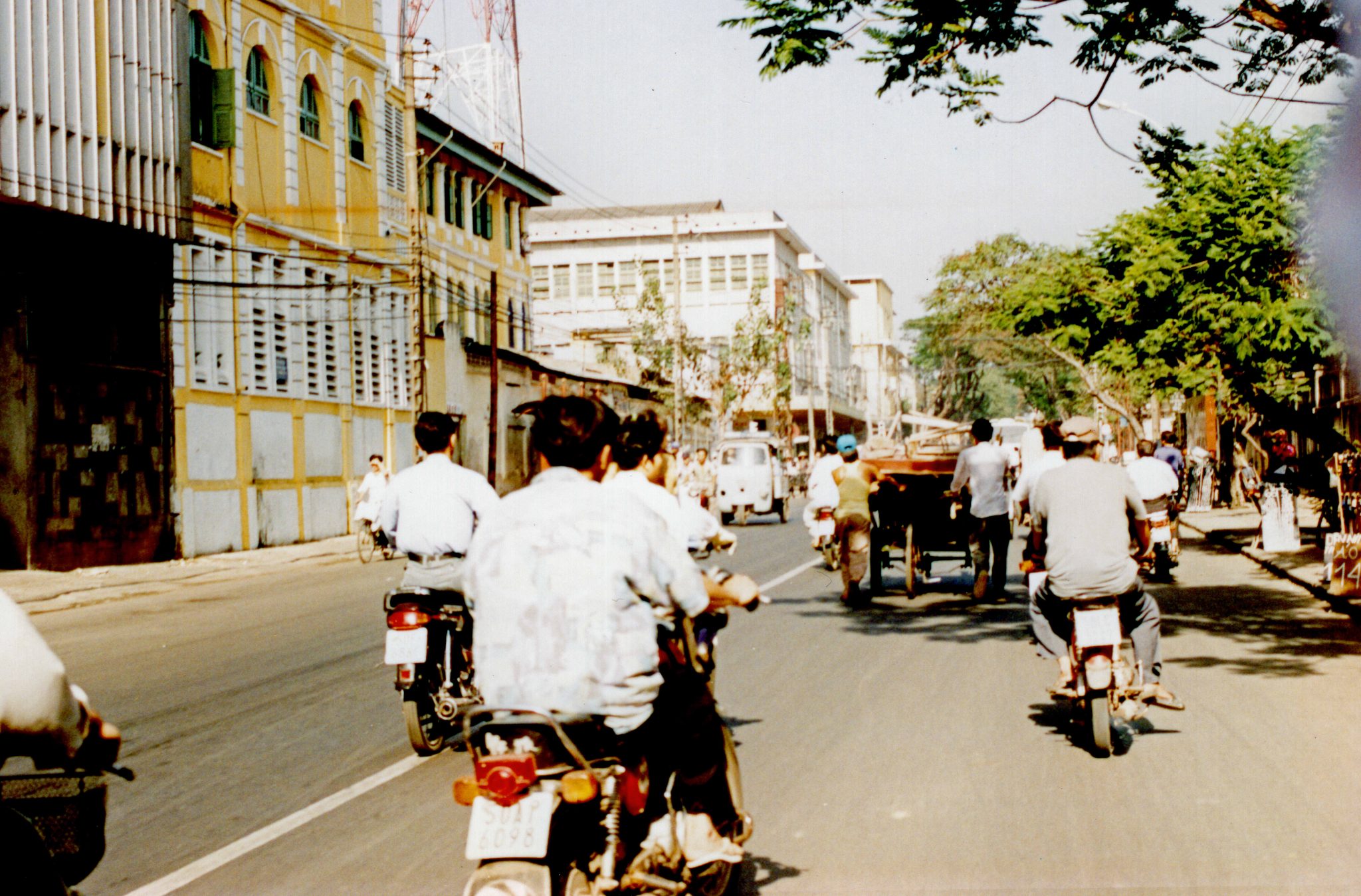 19950110 000001 vietnam motorbikes in street