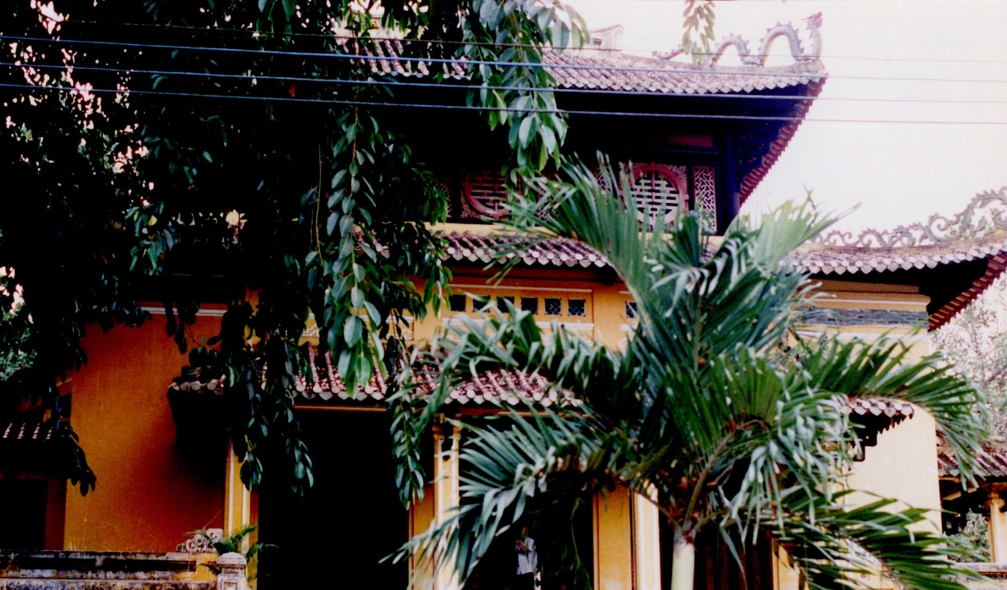 19950110 000001 vietnam roof eaves2